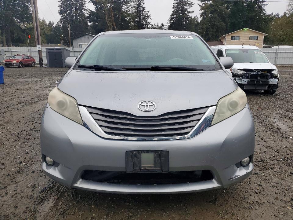 2012 Toyota Sienna xle 8-passenger