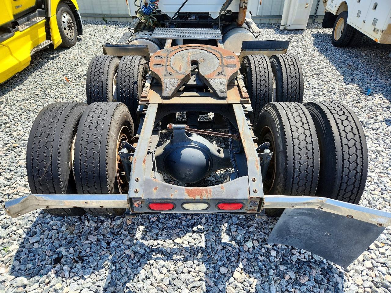 2003 Volv O VNM Semi Truck