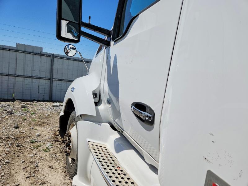 2014 Kenworth T680 Semi Truck