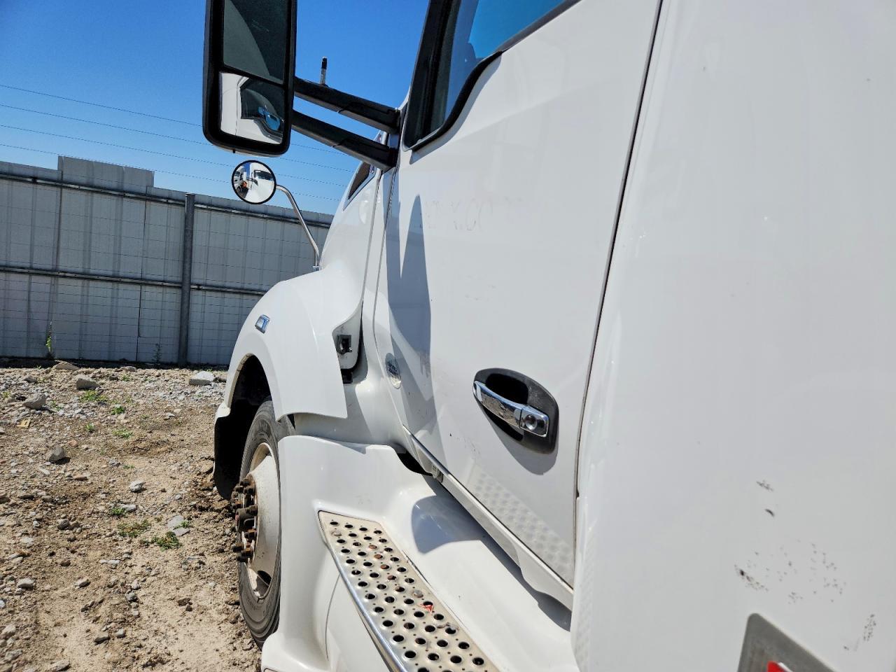 2014 Kenworth T680 Semi Truck