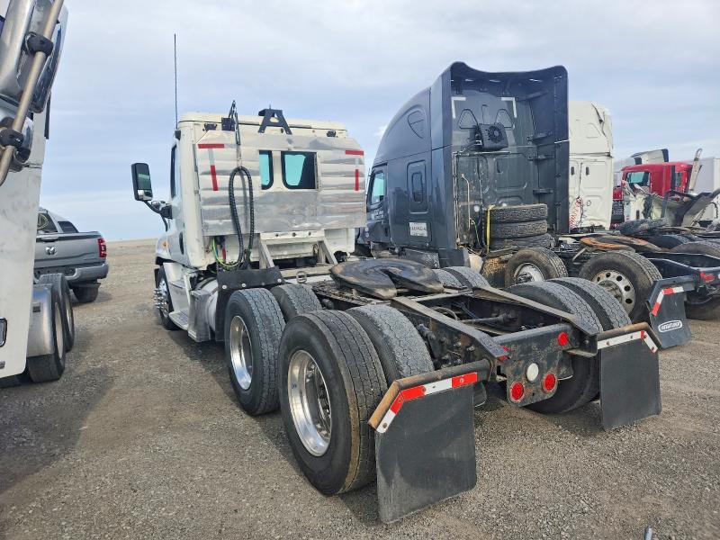 2015 Freigliner 2015 Freightliner Cascadia 1-Semi Truck