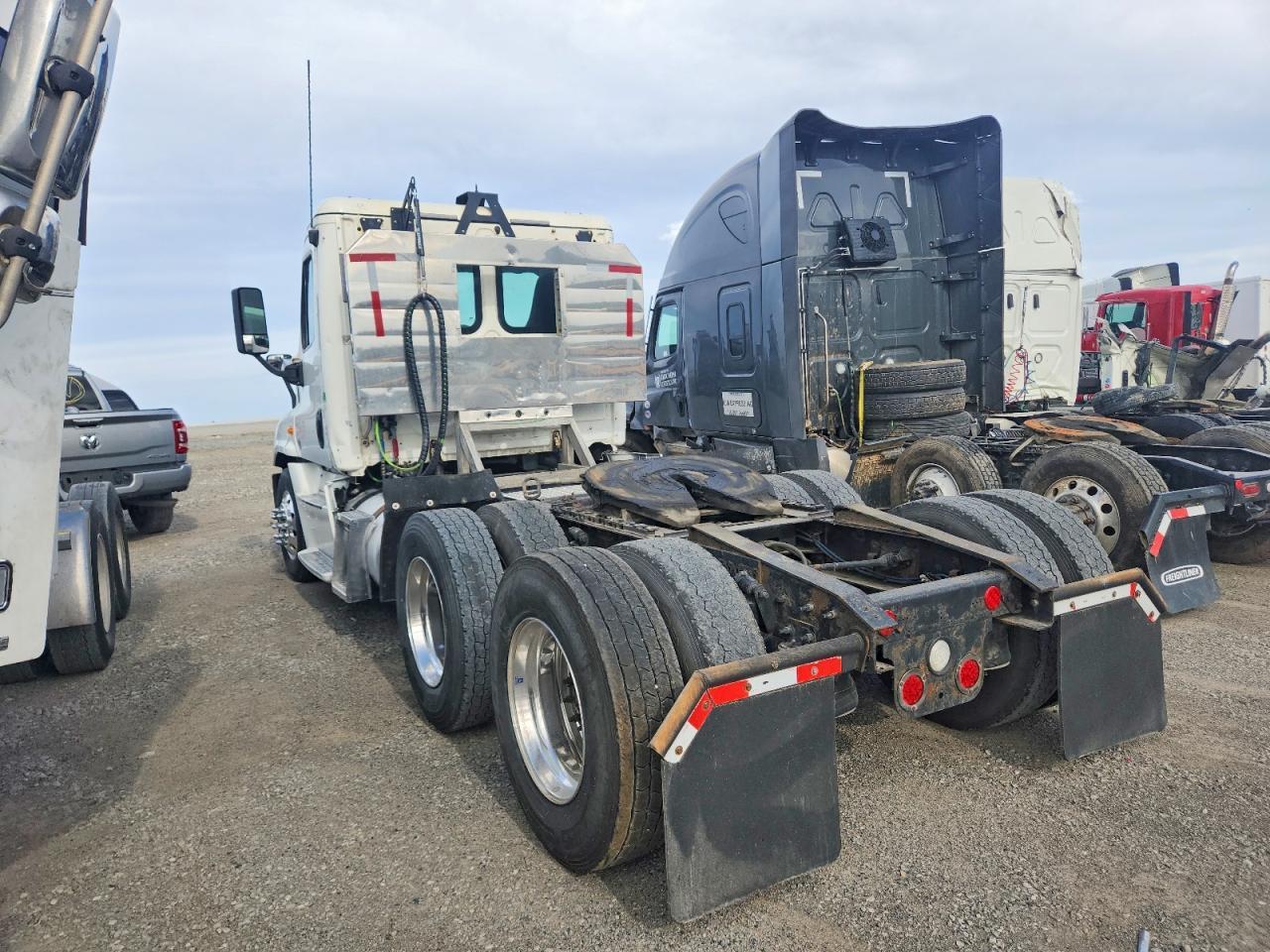 2015 Freigliner 2015 Freightliner Cascadia 1-Semi Truck
