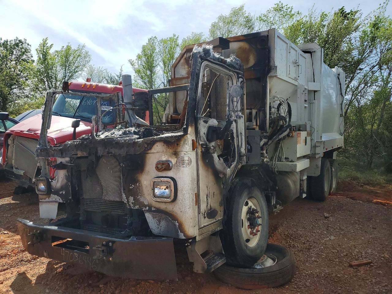 2022 Peterbilt 520 Refuse Truck