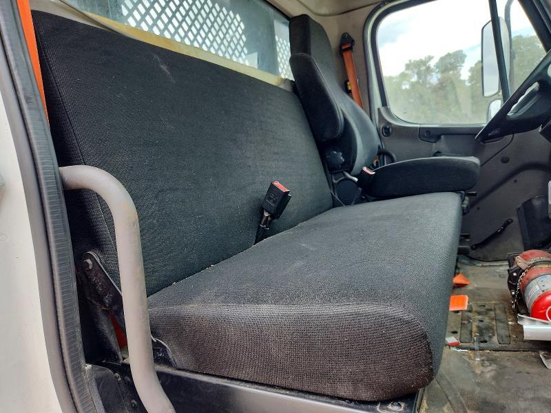 2017 Freigliner 2017 Freightliner Business Class M2 Flatbed Truck