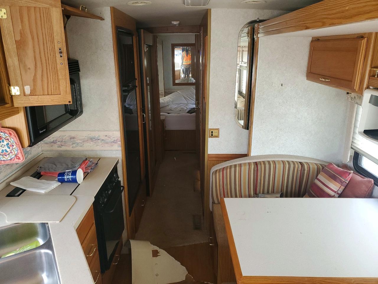 2000 Ford 2000 Adventure RV