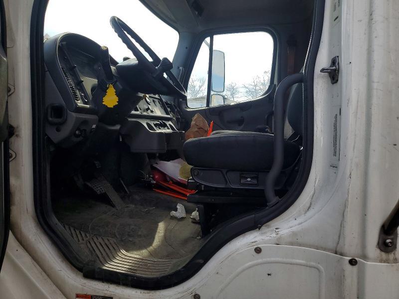 2020 Freigliner 2020 Freightliner Business Class M2 BOX Truck