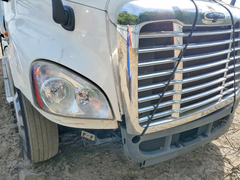 2011 Freightliner Cascadia 125 Semi Truck