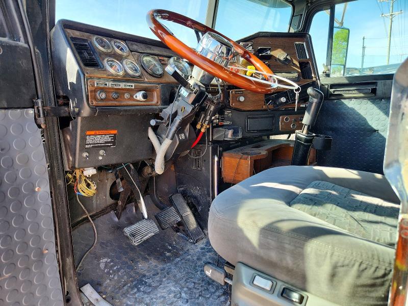 1995 Freigliner 1995 Freightliner FLD120 Semi Truck