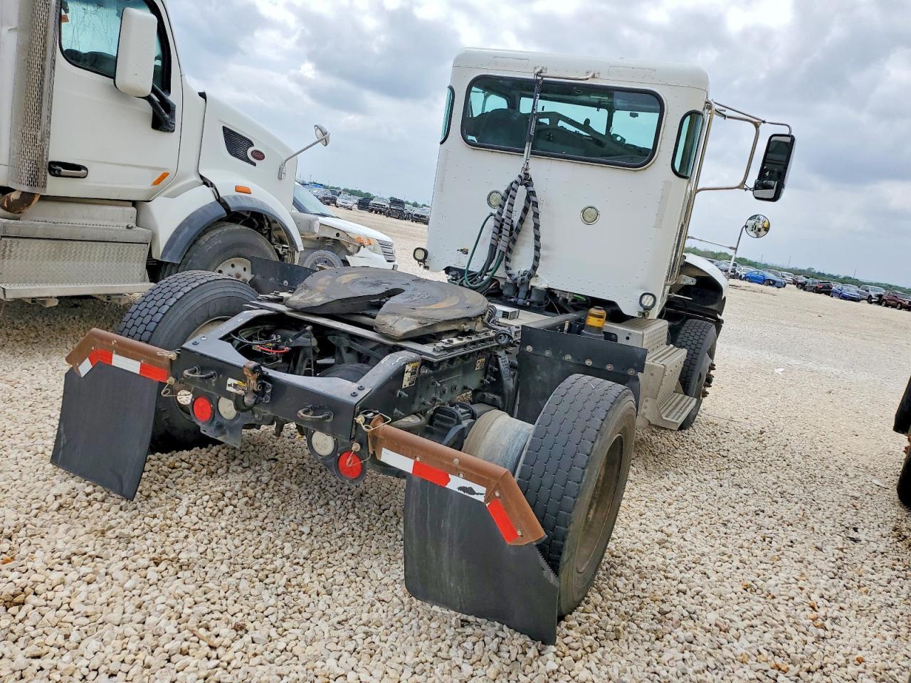 2017 Peterbilt 348 Semi Truck