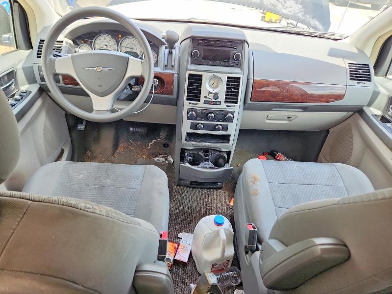 2010 Chrysler Town & Country lx