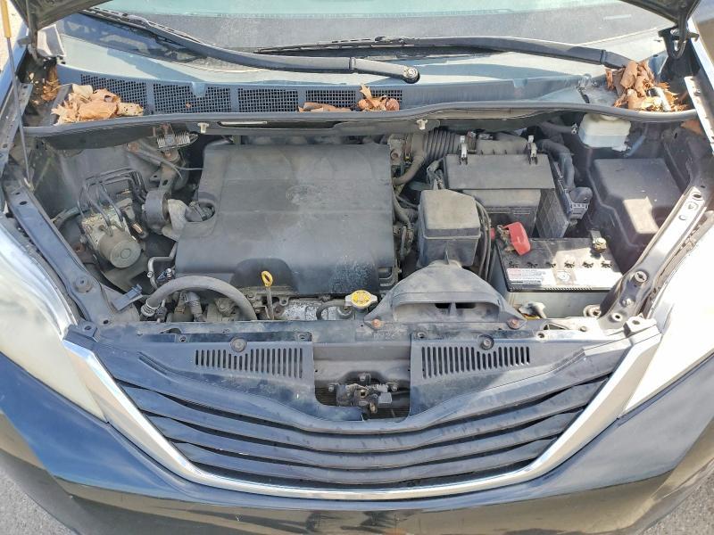 2013 Toyota Sienna xle 8-passenger