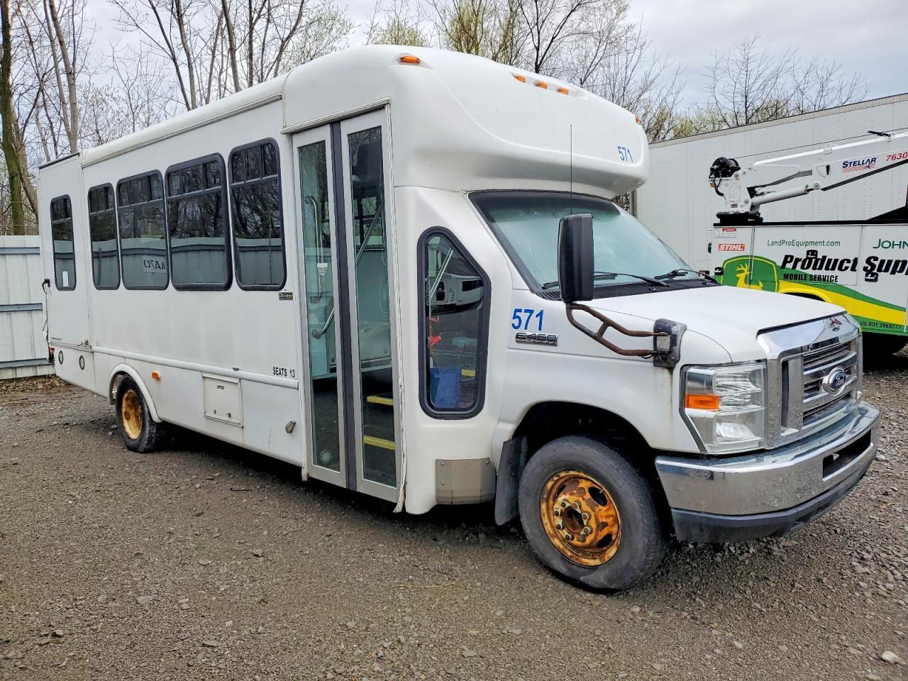 2017 Ford Econoline E450 Super Duty Cutaway Van