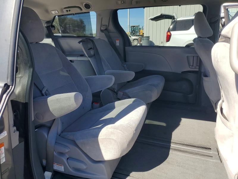 2015 Toyota Sienna le 8-passenger