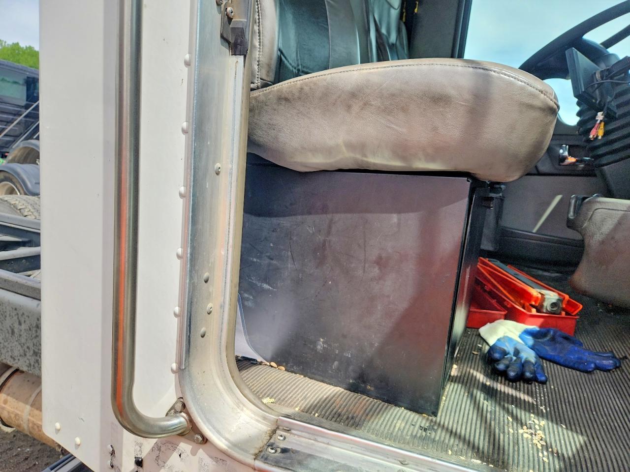 2013 Kenworth T370 Truck Cab AND Chassis