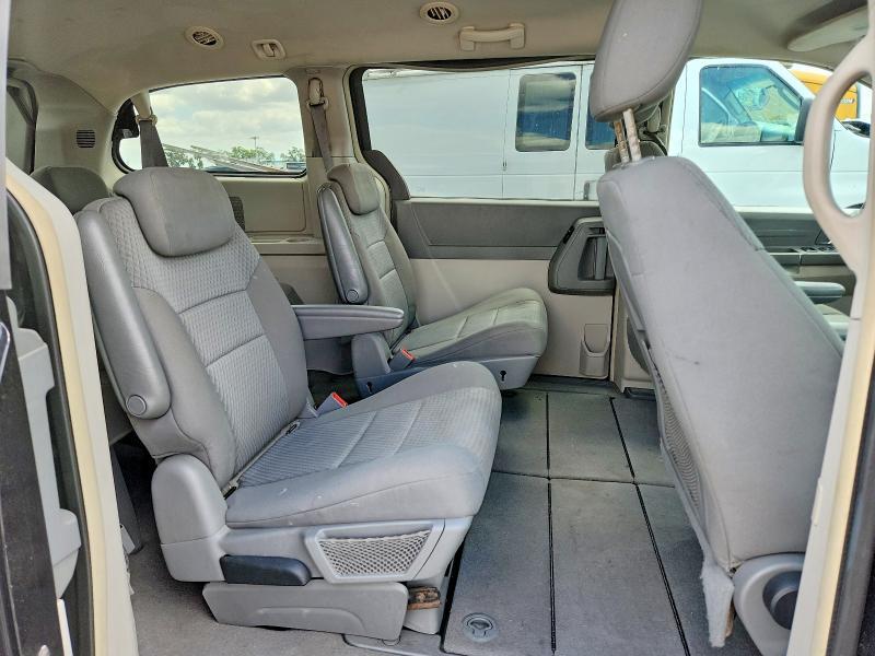 2010 Chrysler Town & Country lx