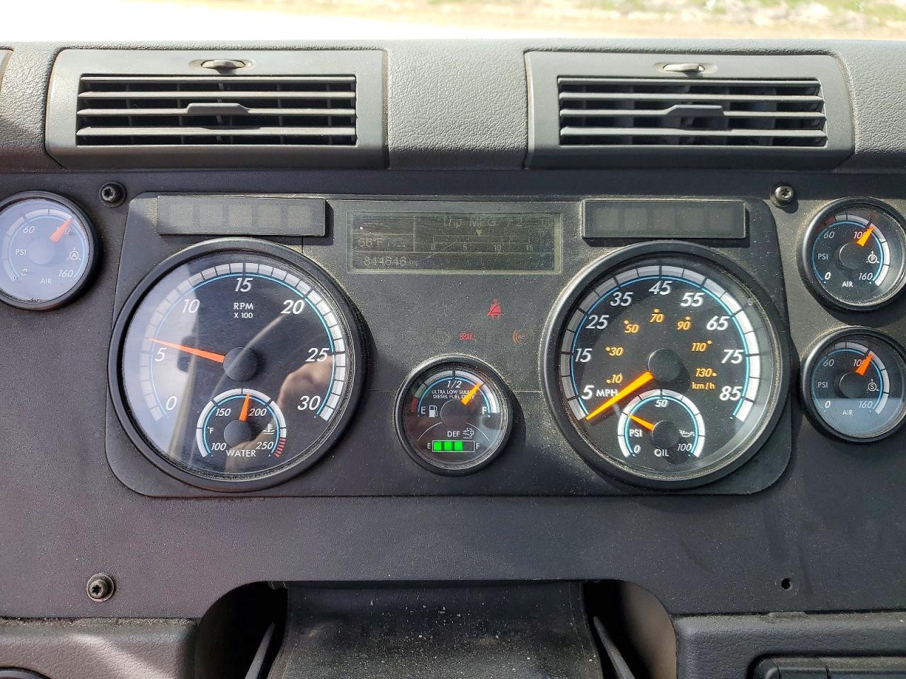 2016 Freigliner 2016 Freightliner Cascadia 113 Semi Truck