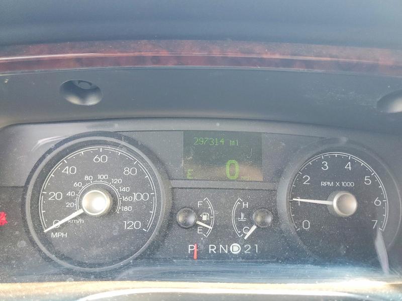 2011 Lincoln Town car Signature Limited
