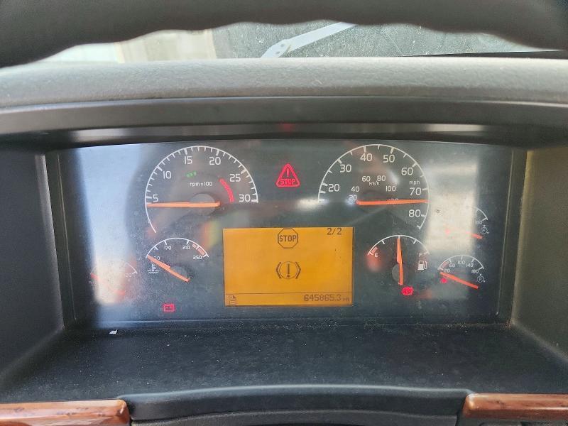 2003 Volv O VNM Semi Truck