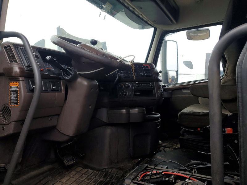 2014 Volvo VNL Semi Truck