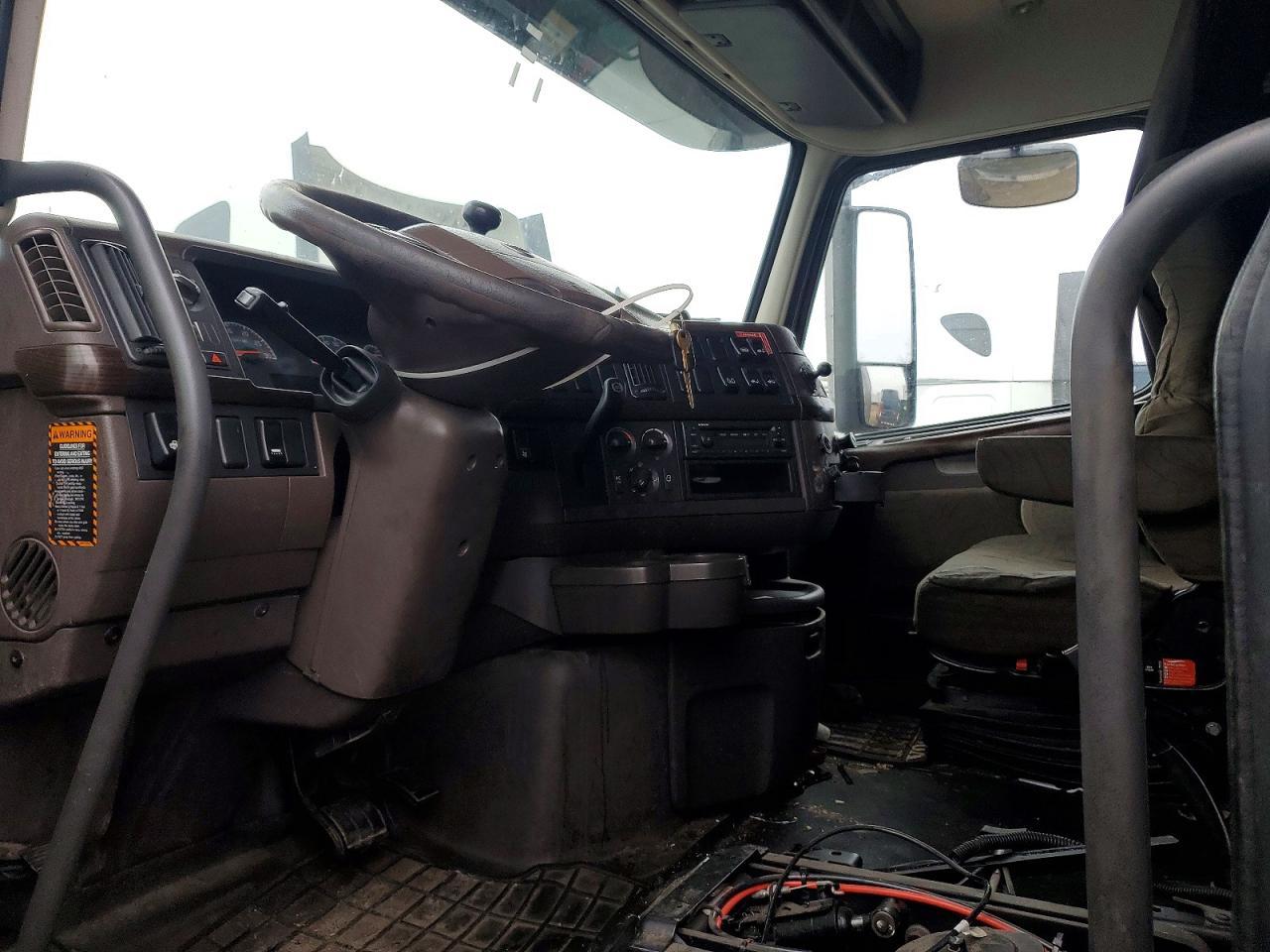 2014 Volvo VNL Semi Truck