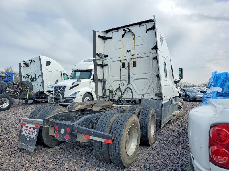 2017 Freigliner 2017 Freightliner Cascadia 1-Semi Truck