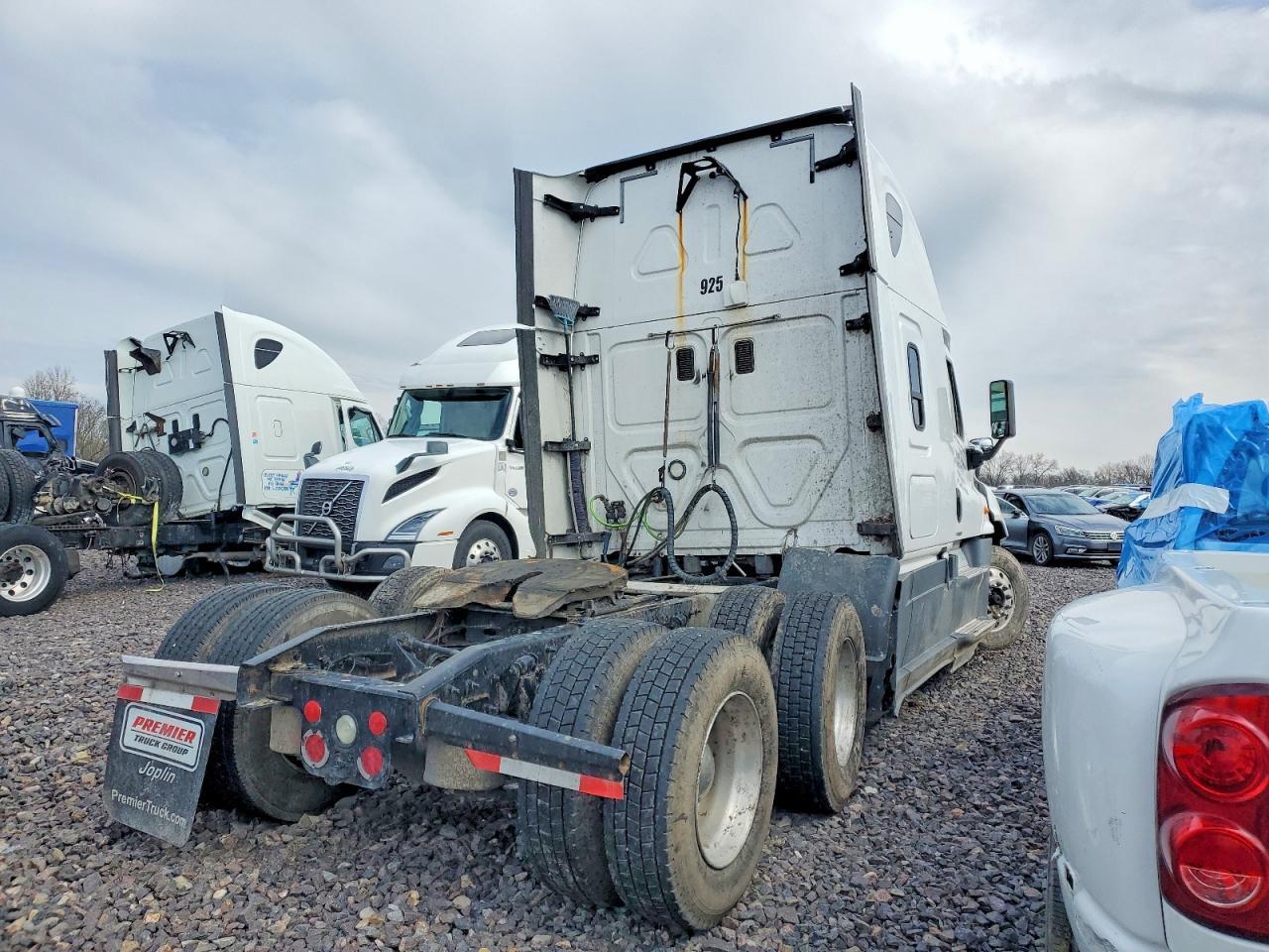 2017 Freightliner Cascadia 125 Semi Truck