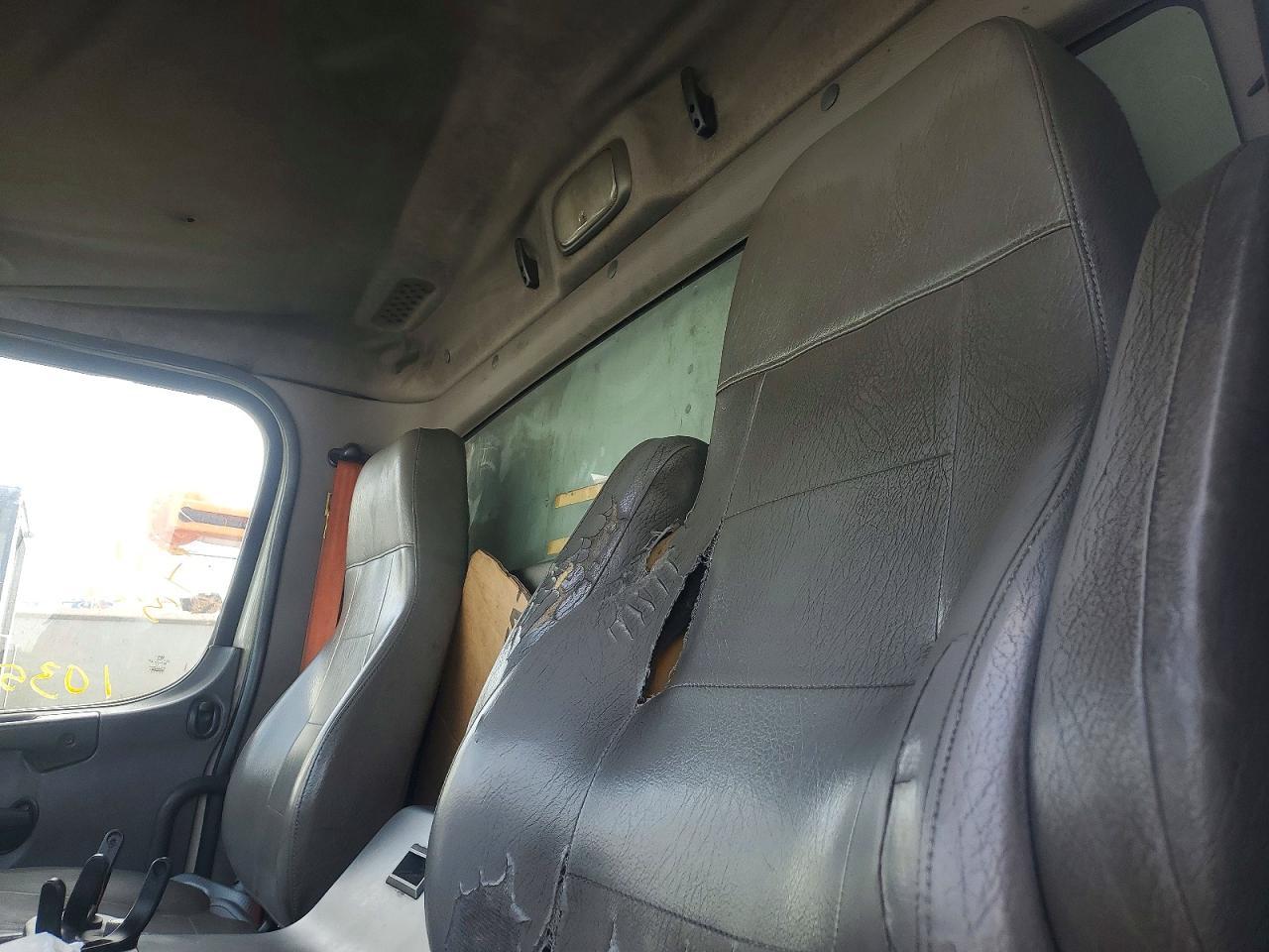2016 Freigliner 2016 Freightliner Business Class M2 BOX Truck