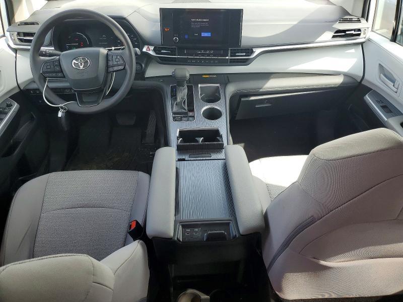 2025 Toyota Sienna le