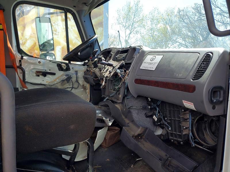 2013 Freightliner Business Class M2 BOX Truck