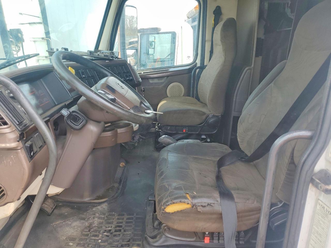 2015 Volv O VNL Semi Truck