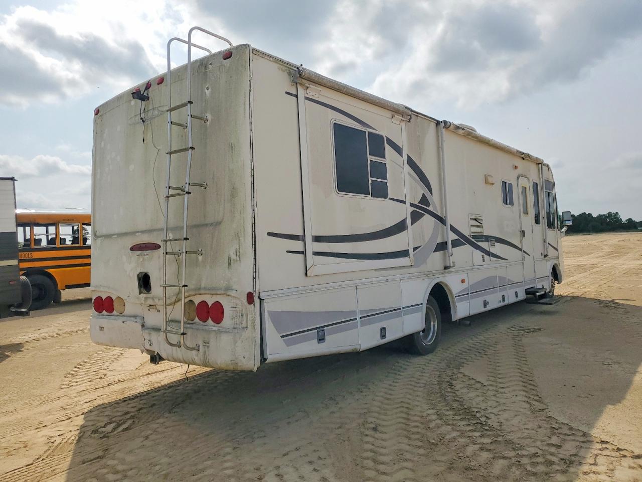 2002 Workhorse Custom Chassis P32 RV