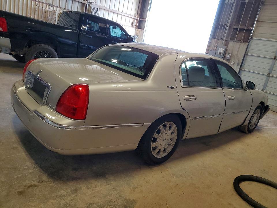 2011 Lincoln Town car Signature Limited