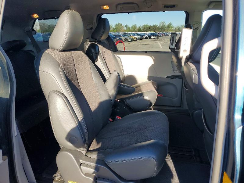 2011 Toyota Sienna se 8-passenger