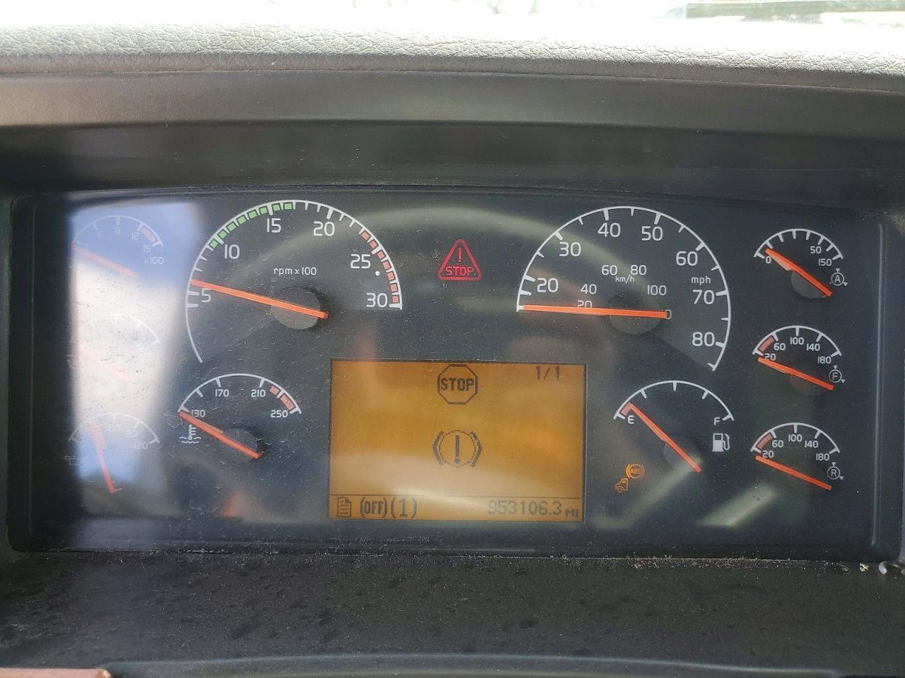 2004 Volv O VNL Semi Truck