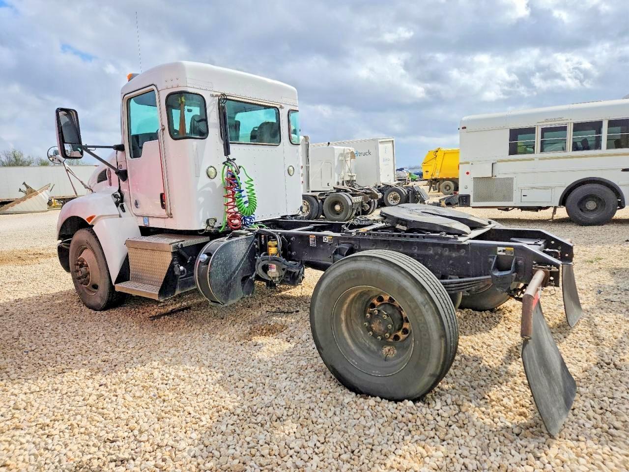 2015 Kenworth T300 Semi Truck