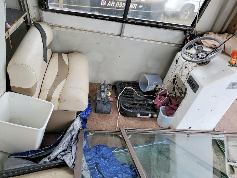 2001 Sun Tracker Boat