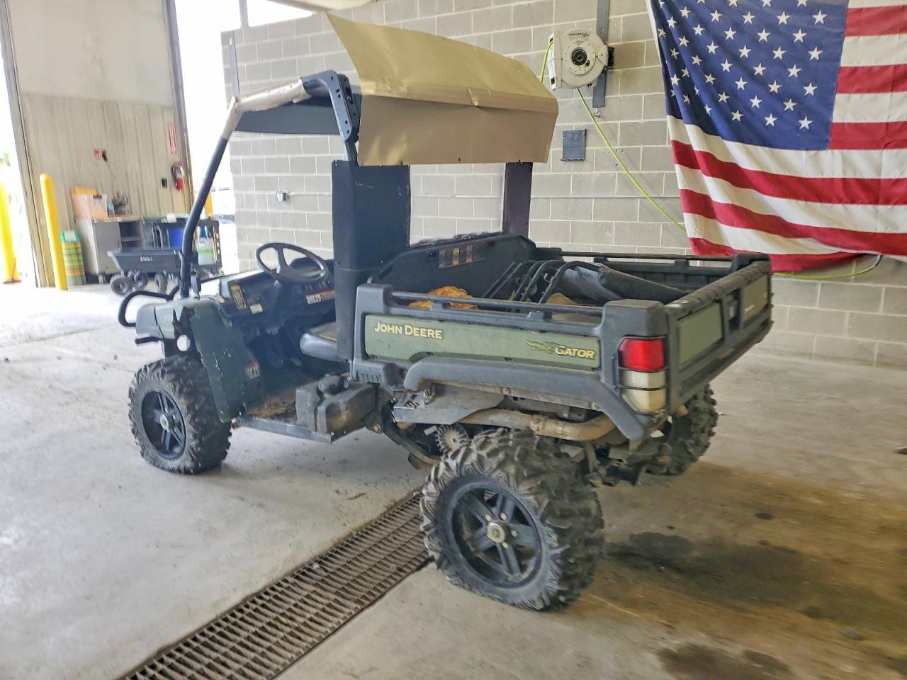 2017 John Deere 825I