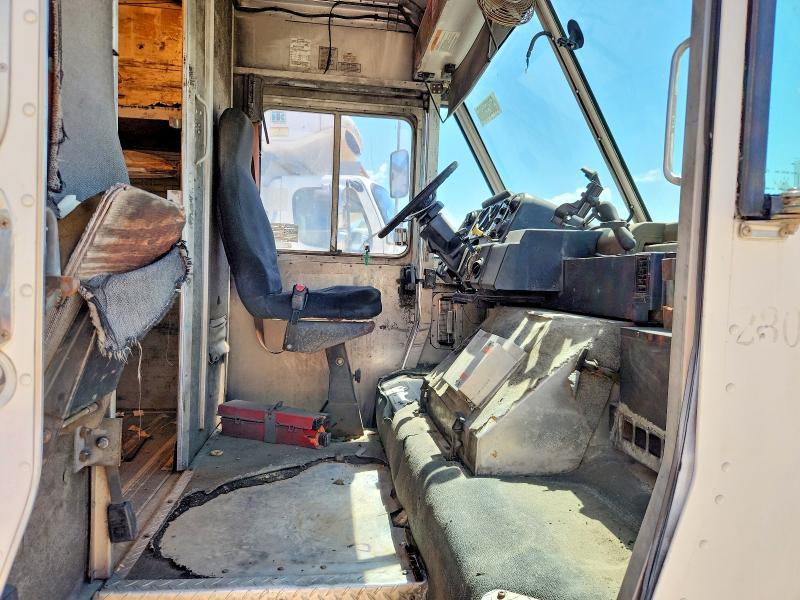2000 Freightliner MT45G Delivery Truck