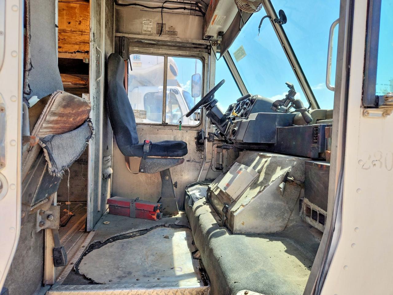2000 Freightliner MT45G Delivery Truck