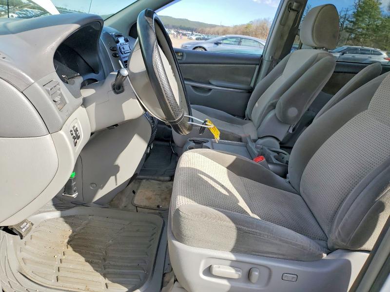 2010 Toyota Sienna le 7-passenger