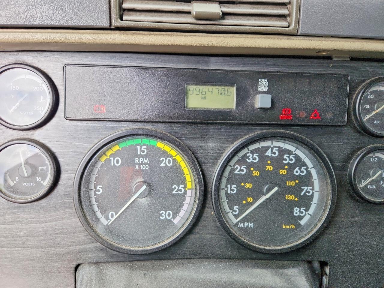 2009 Freigliner 2009 Freightliner Columbia 120 Semi Truck
