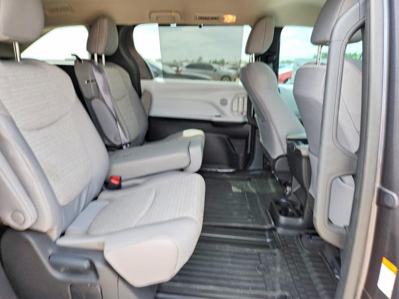 2025 Toyota Sienna le 8-passenger