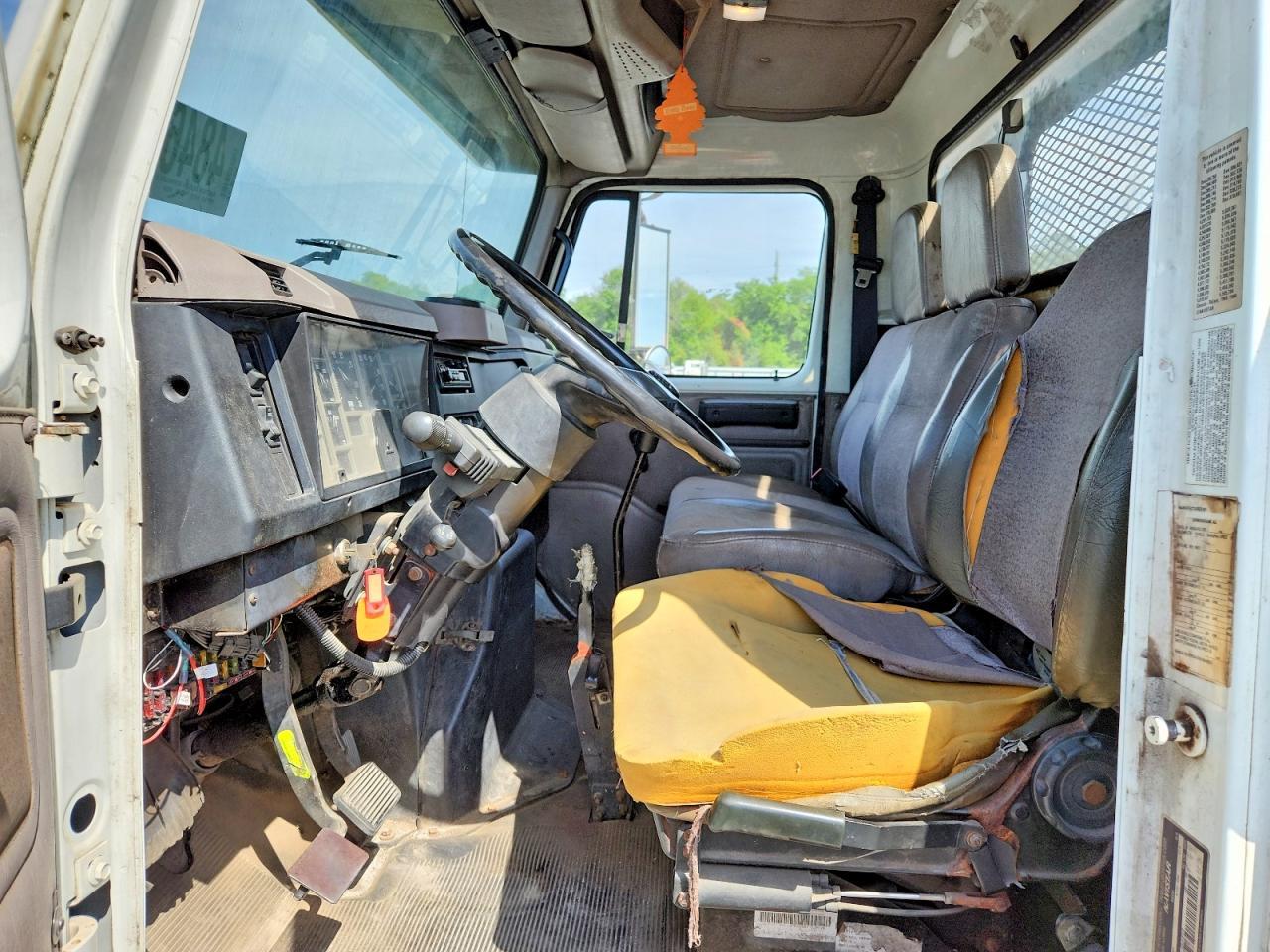 2000 International 4700 Flatbed Truck