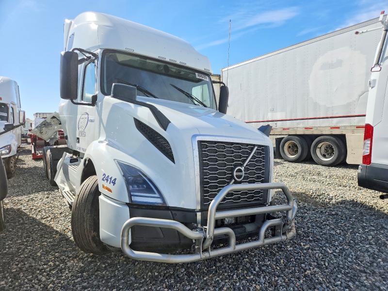 2025 Volvo VNL64T