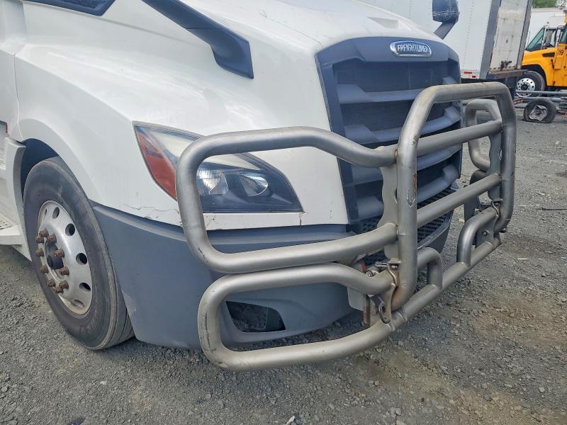 2020 Freigliner 2020 Freightliner Cascadia 126 Semi Truck