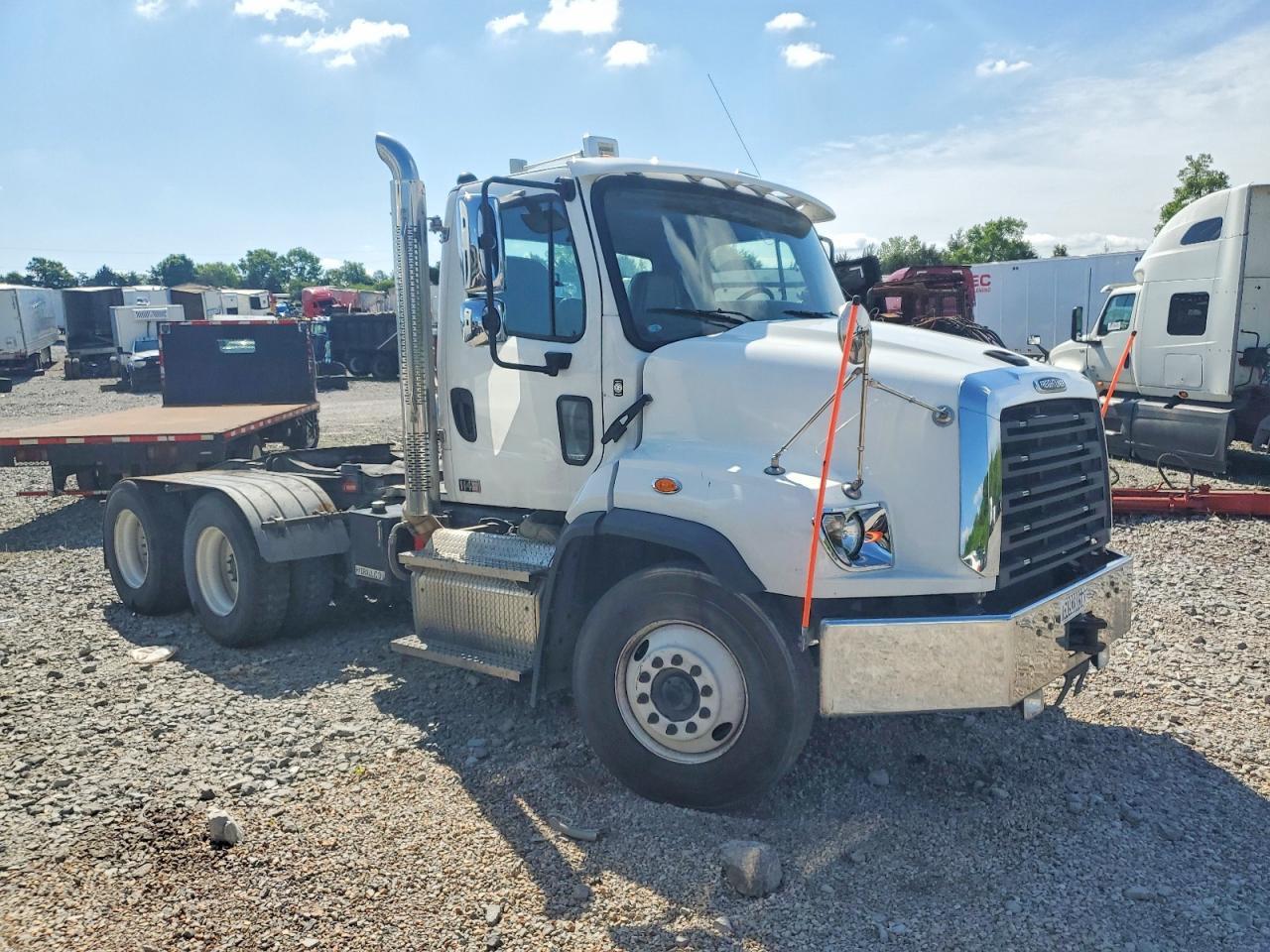 2022 Freigliner 2022 Freightliner 114SD Semi Truck