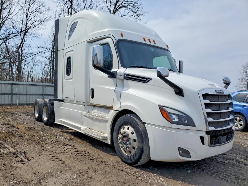2018 Freigliner 2018 Freightliner Cascadia 126 Semi Truck