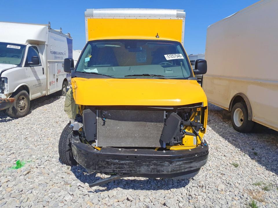 2022 GMC Savana BOX Truck