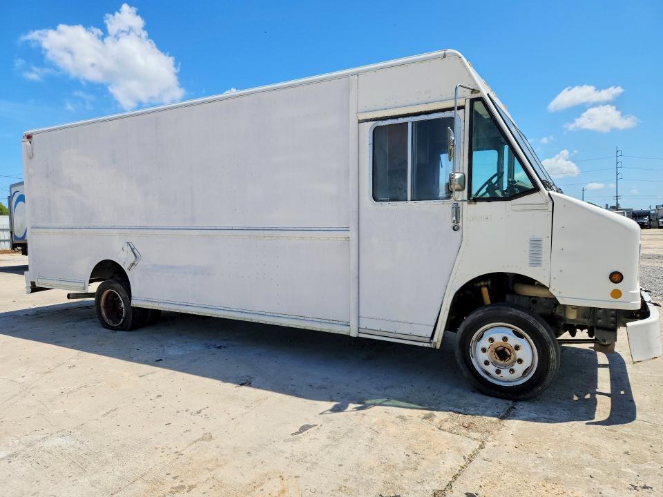2000 Freightliner MT45G Delivery Truck