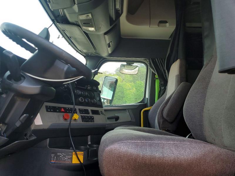 2018 Freightliner Cascadia 126 Semi Truck